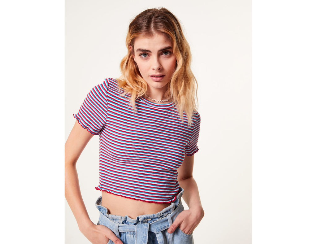 Tee-shirt côtelé blanc à rayures rouges et bleues