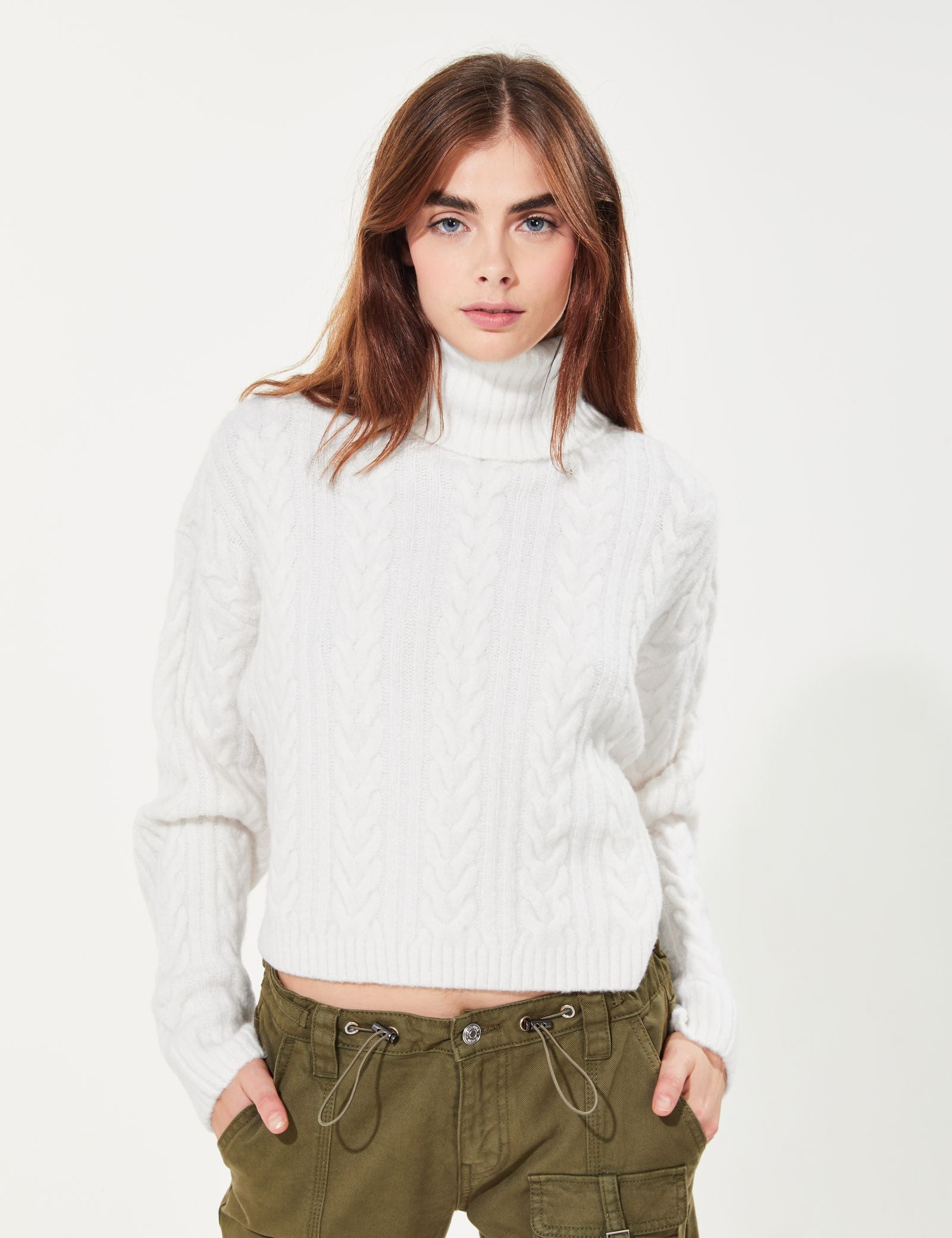 Pull col roulé en maille tressée écru