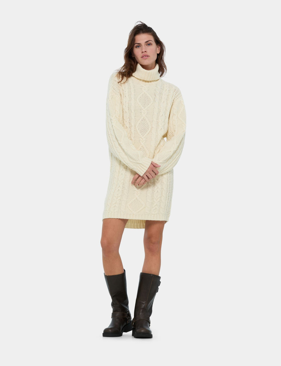 Robe pull col roulé en maille tressée sable