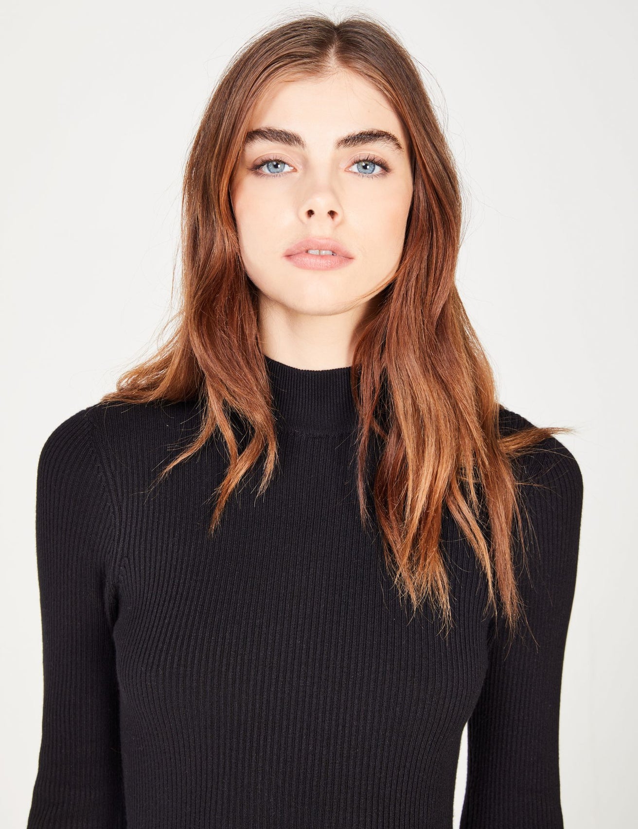 Robe longue côtelée à col montant noire - Image 4