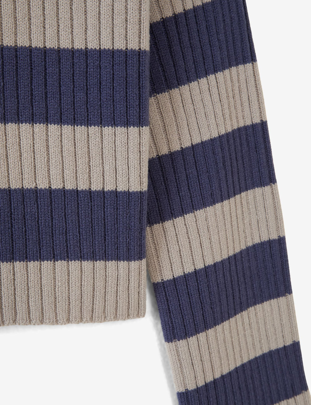 Pull en maille gris clair et bleu