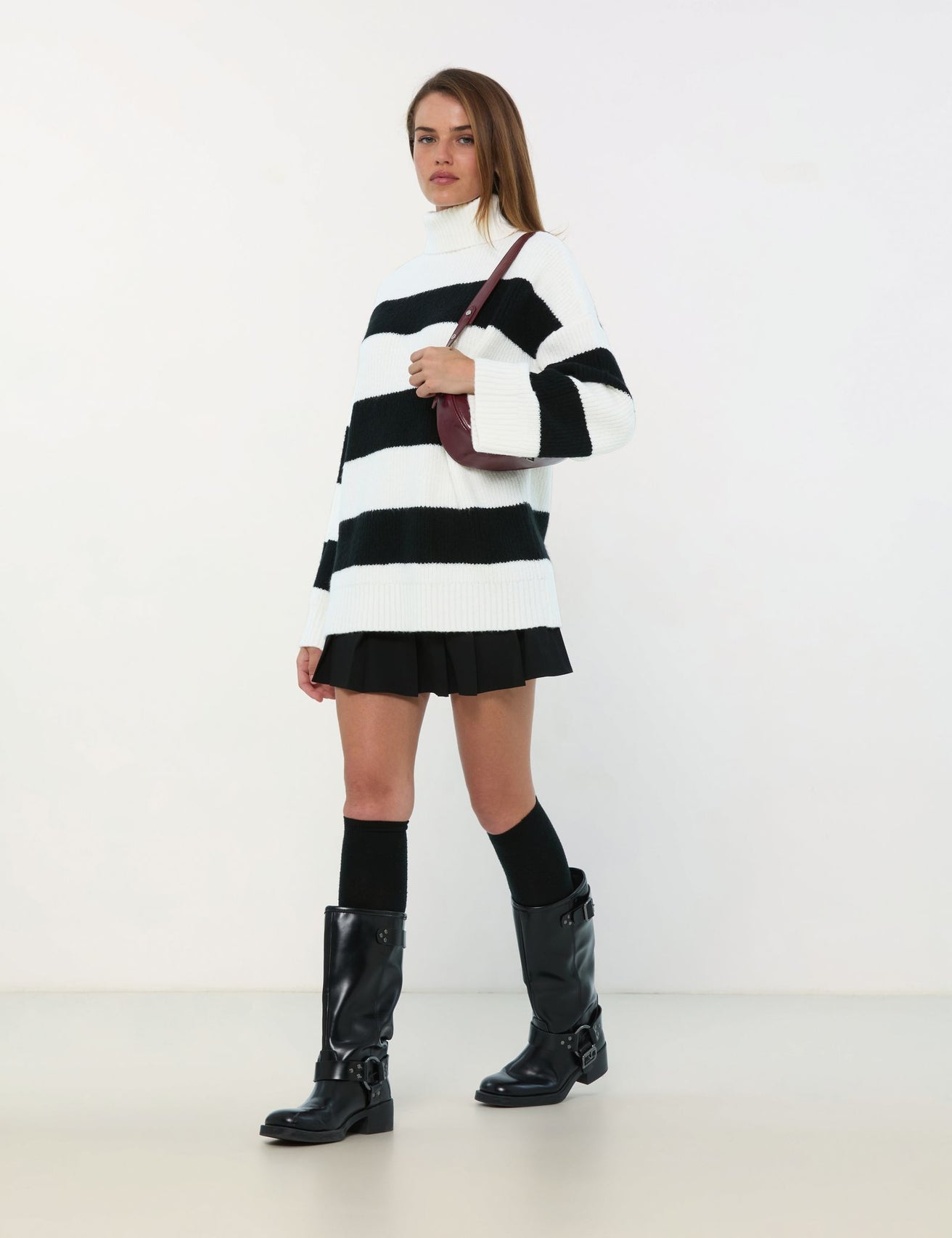 Pull oversize rayé à col roulé, noir et blanc - Image 3