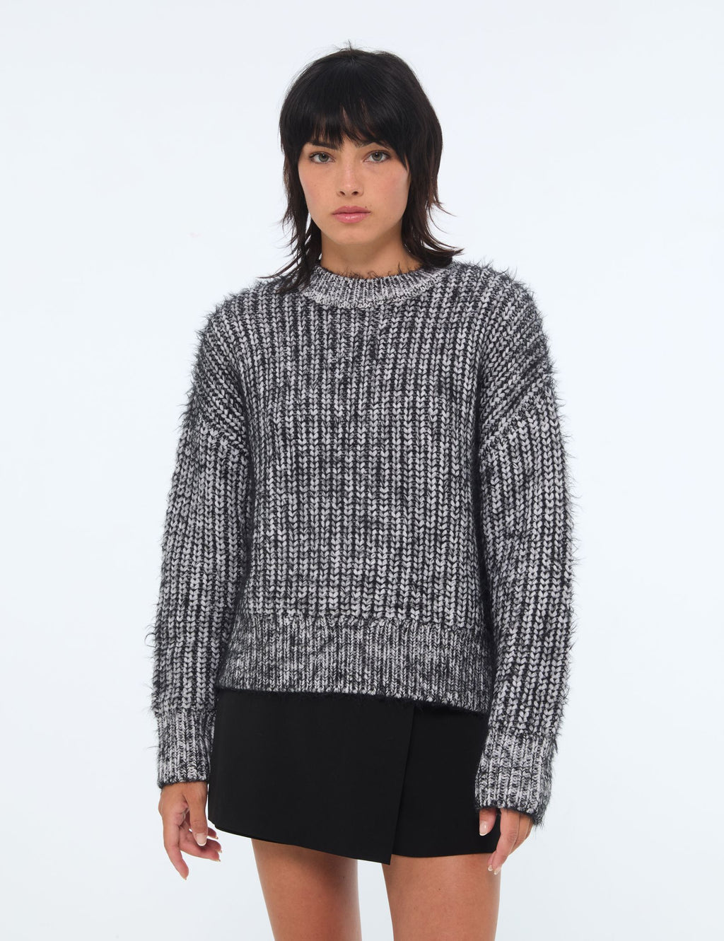 Pull maille tressée écru avec détails noirs