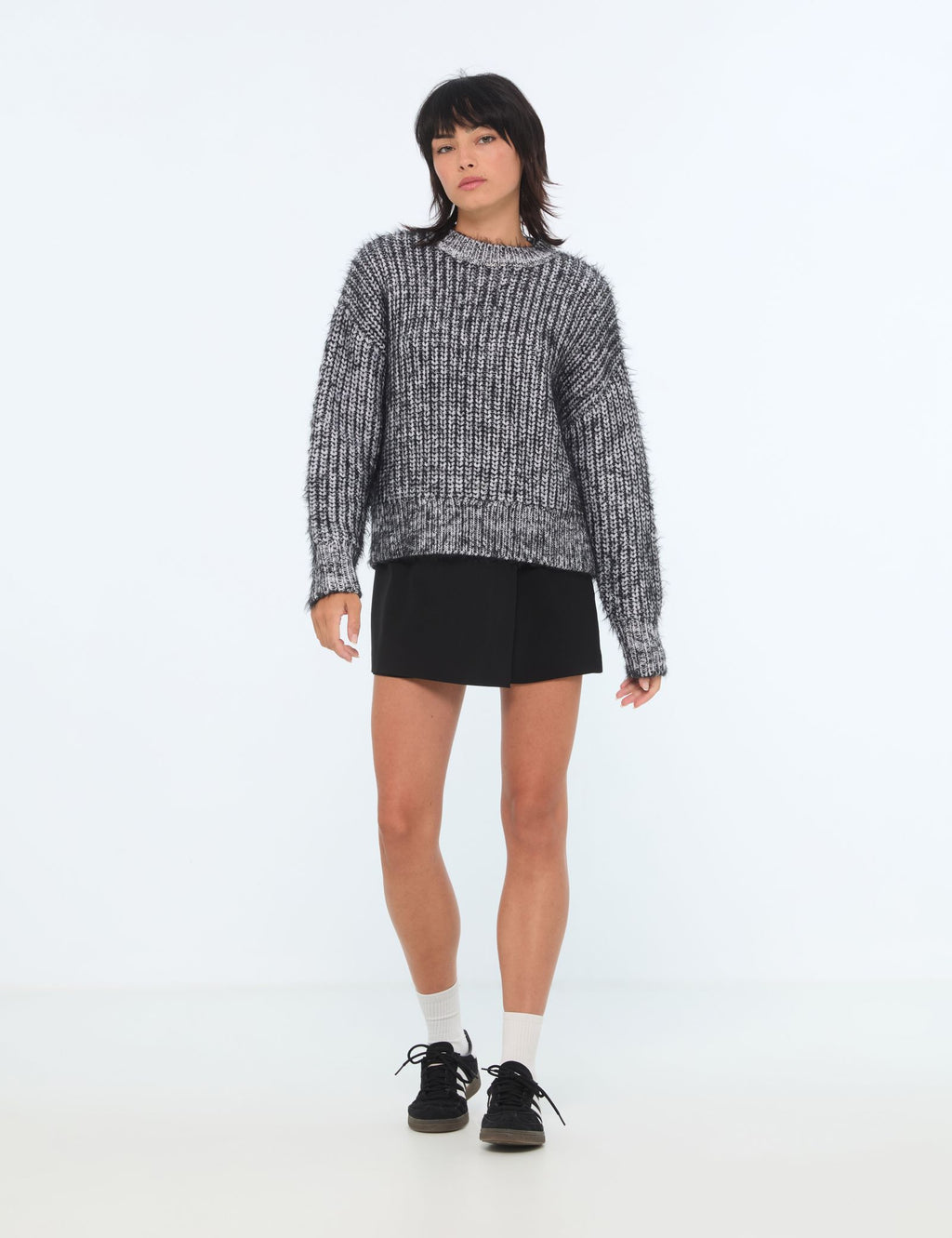 Pull maille tressée écru avec détails noirs