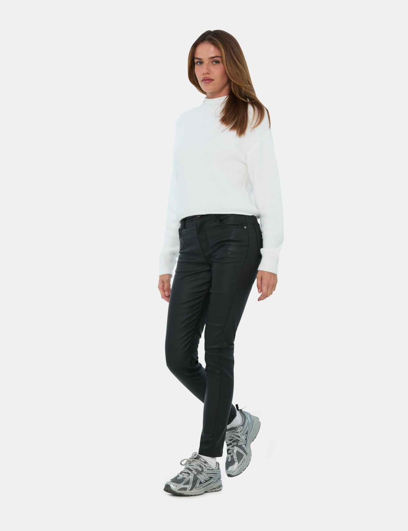 Pantalon noir en matière enduite - Image 2