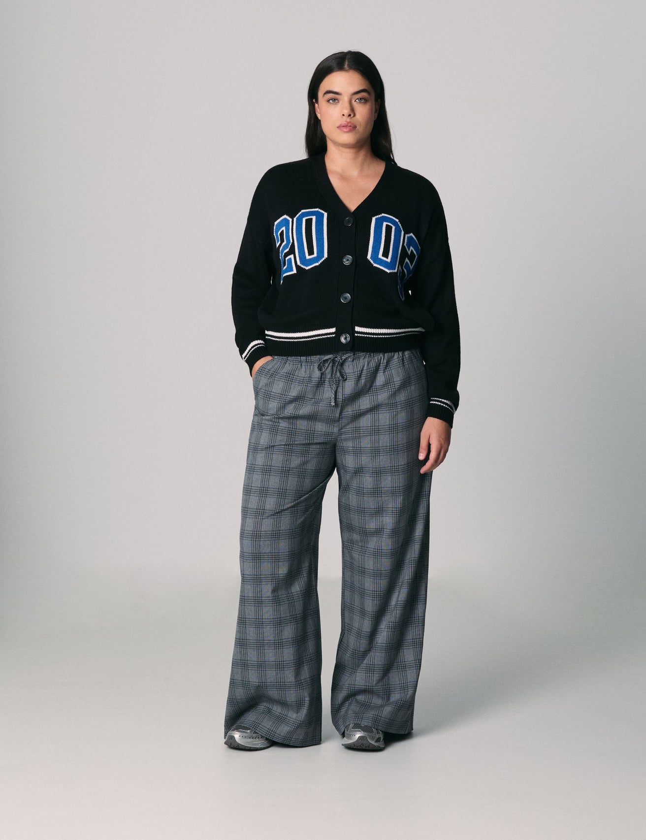 Pantalon ample à carreaux gris clair - Image 1