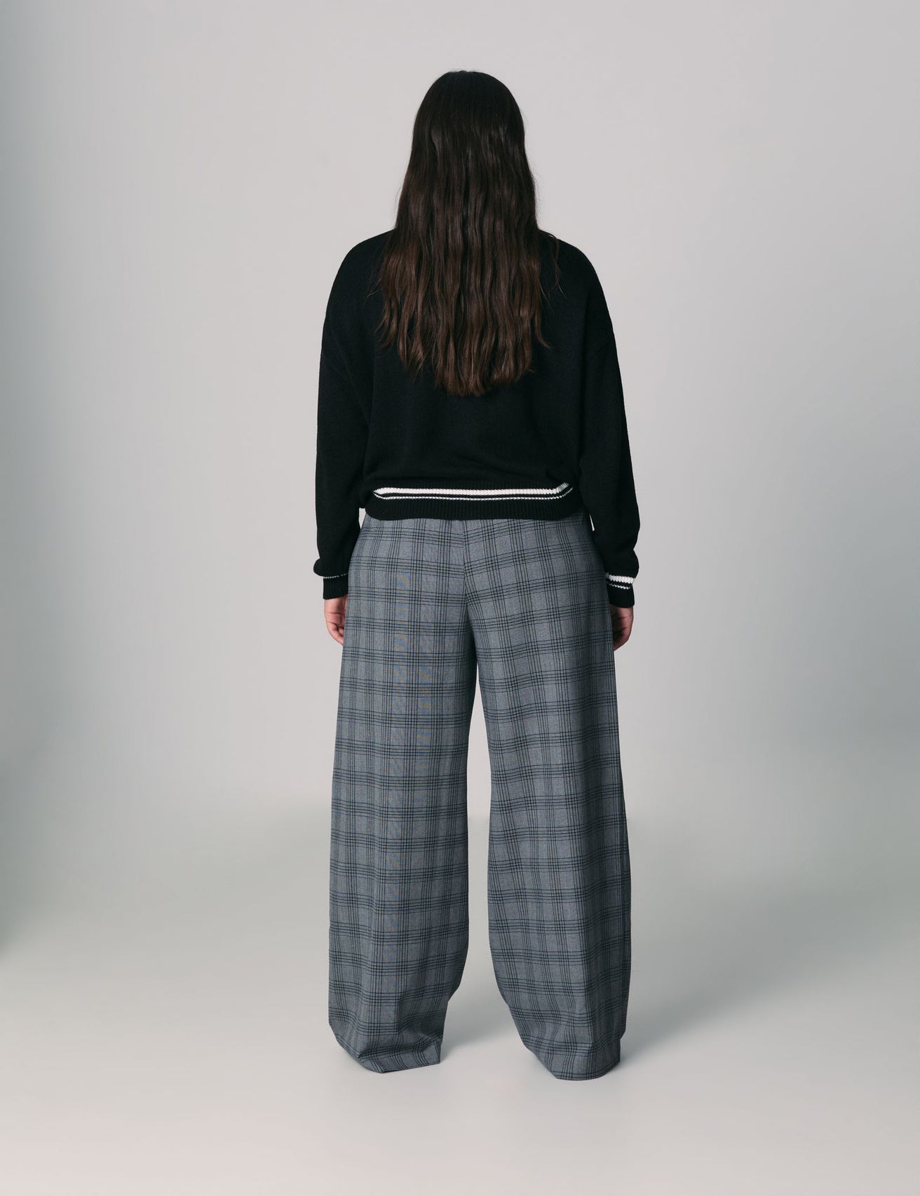 Pantalon ample à carreaux gris clair - Image 2