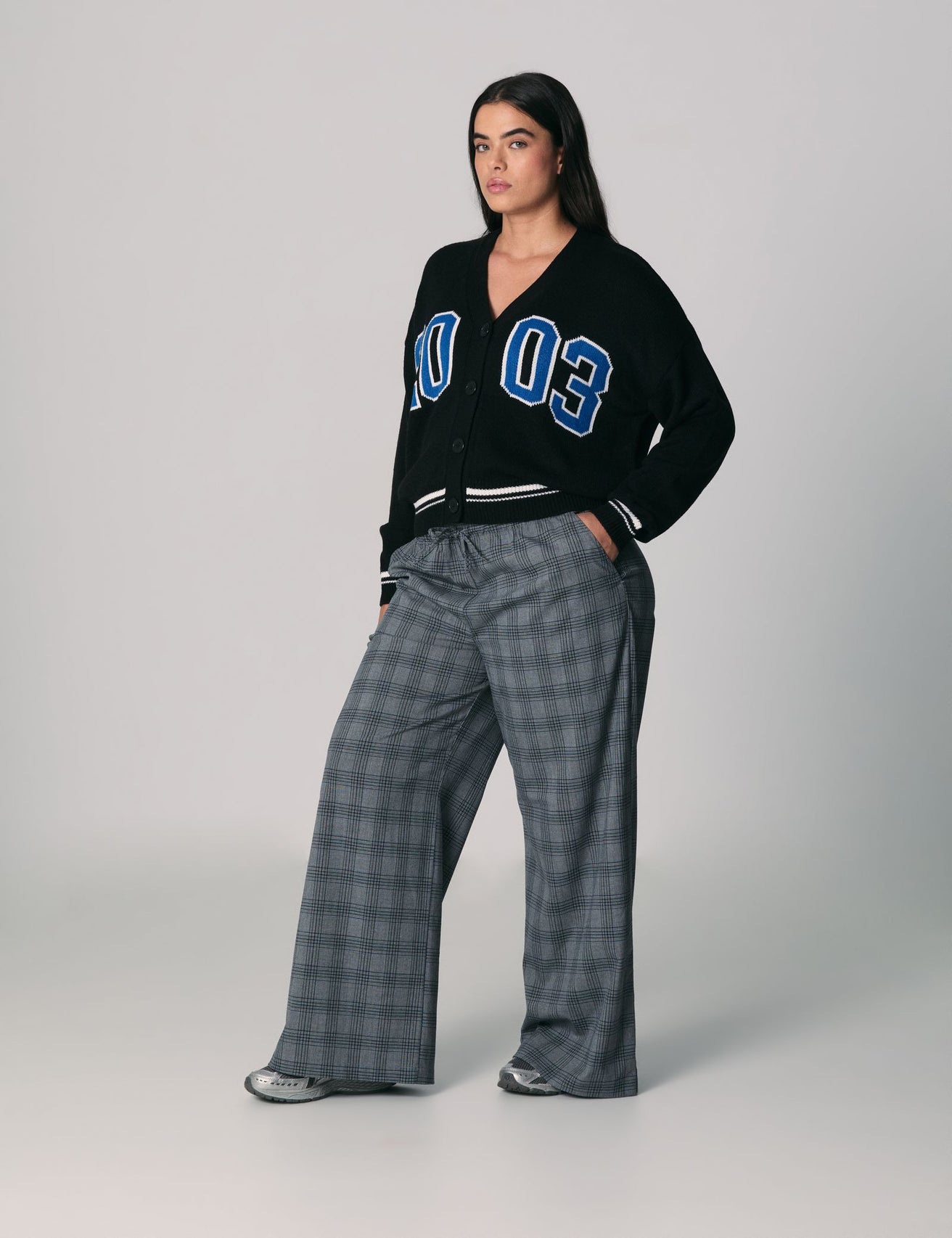 Pantalon ample à carreaux gris clair - Image 3