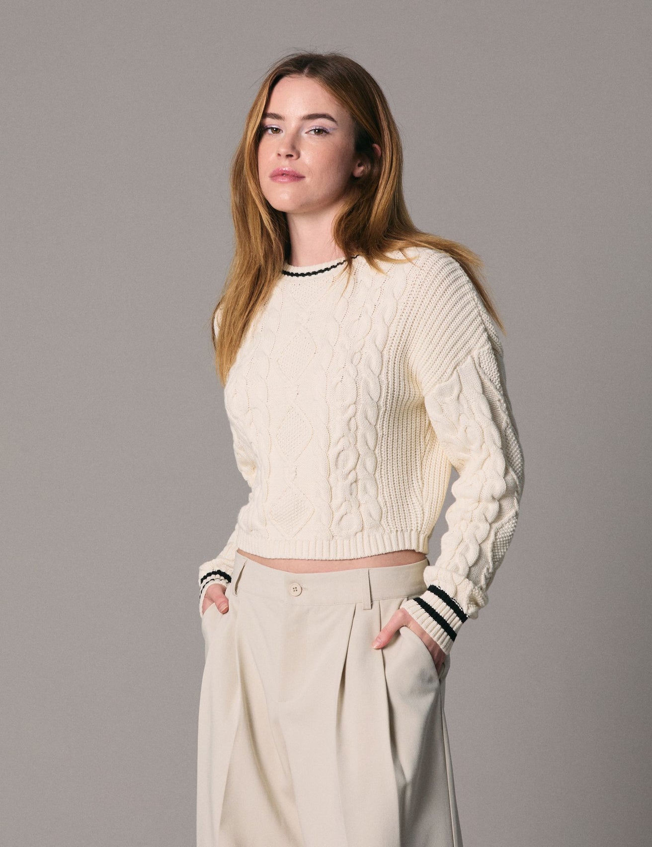 Pull court en maille tressée sable - Image 1