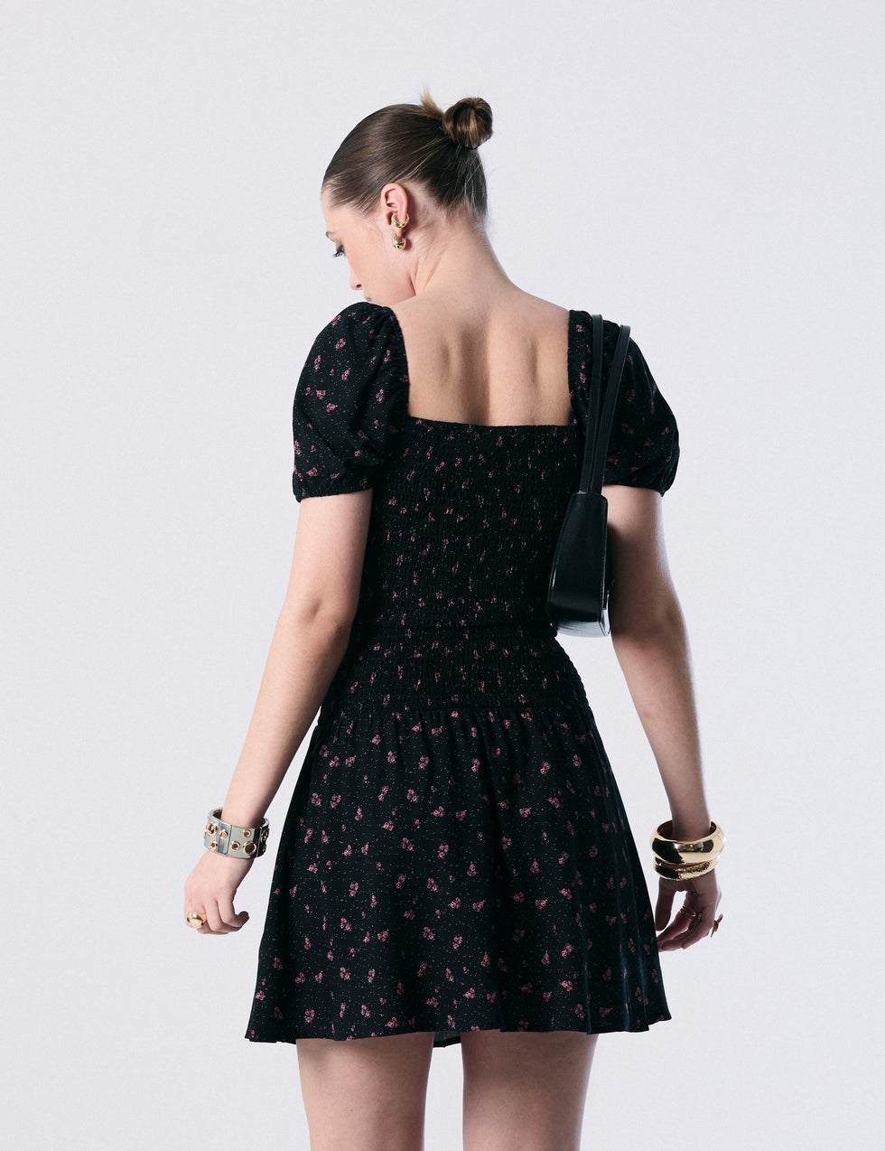 Robe courte noire fleuris