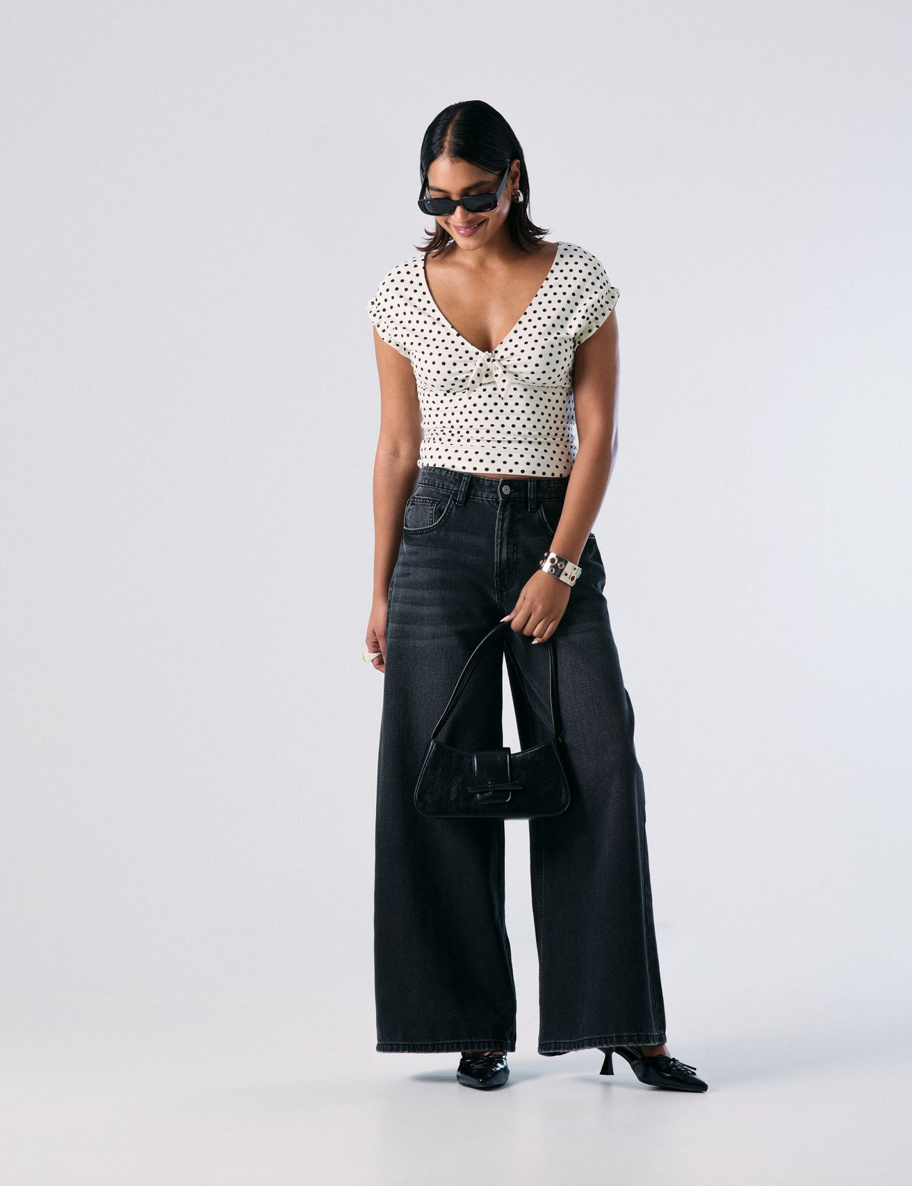 T-shirt à pois blanc et noir - Image 1
