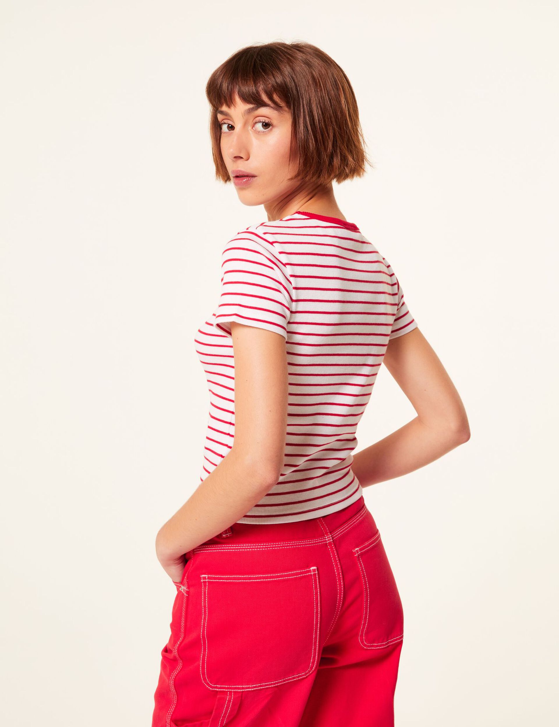 Tee-shirt ajusté à rayures blanches et rouges