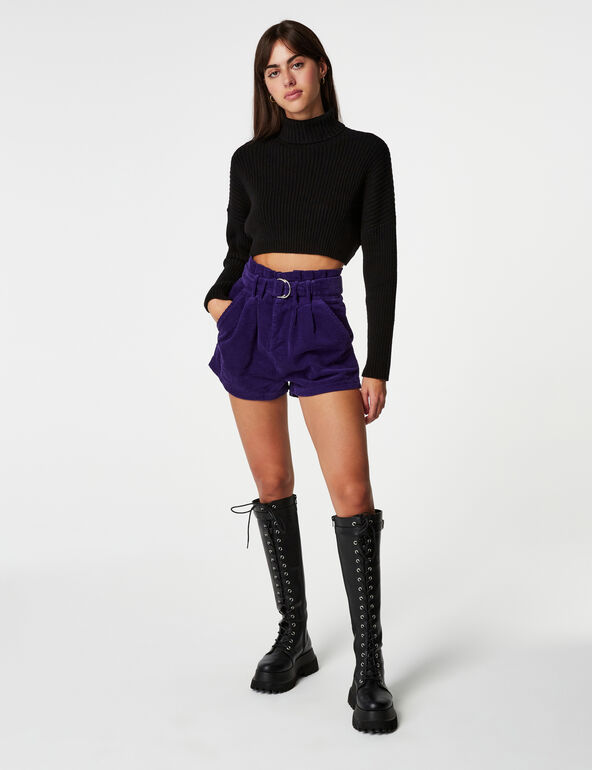 High-waisted velvet shorts girl