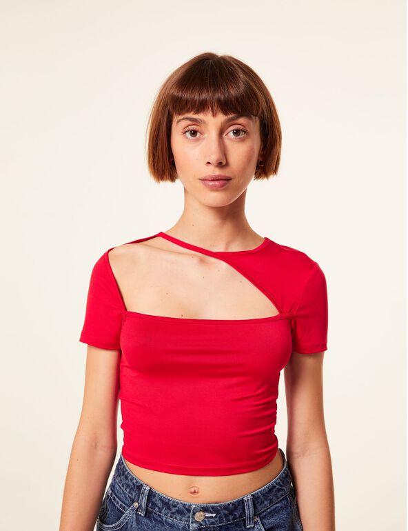 Tee-shirt moulant rouge avec découpe sur le devant
