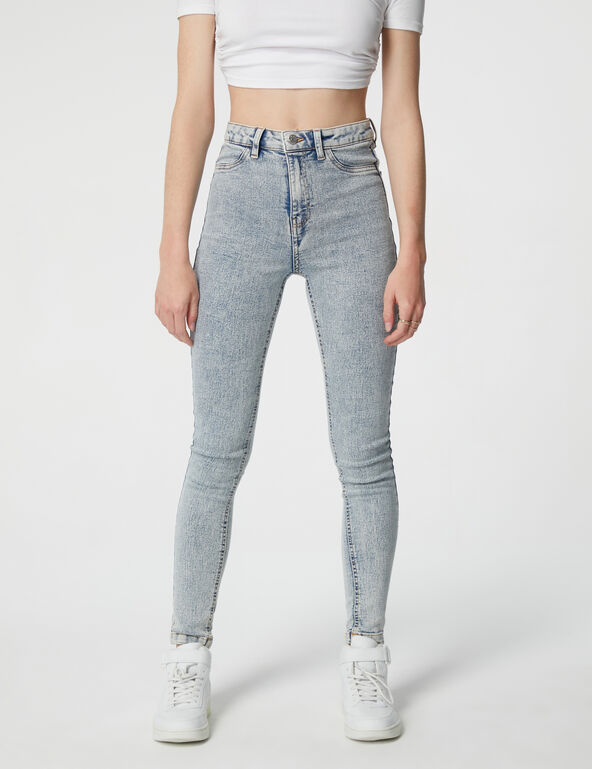 Distressed high-waisted jeggings girl