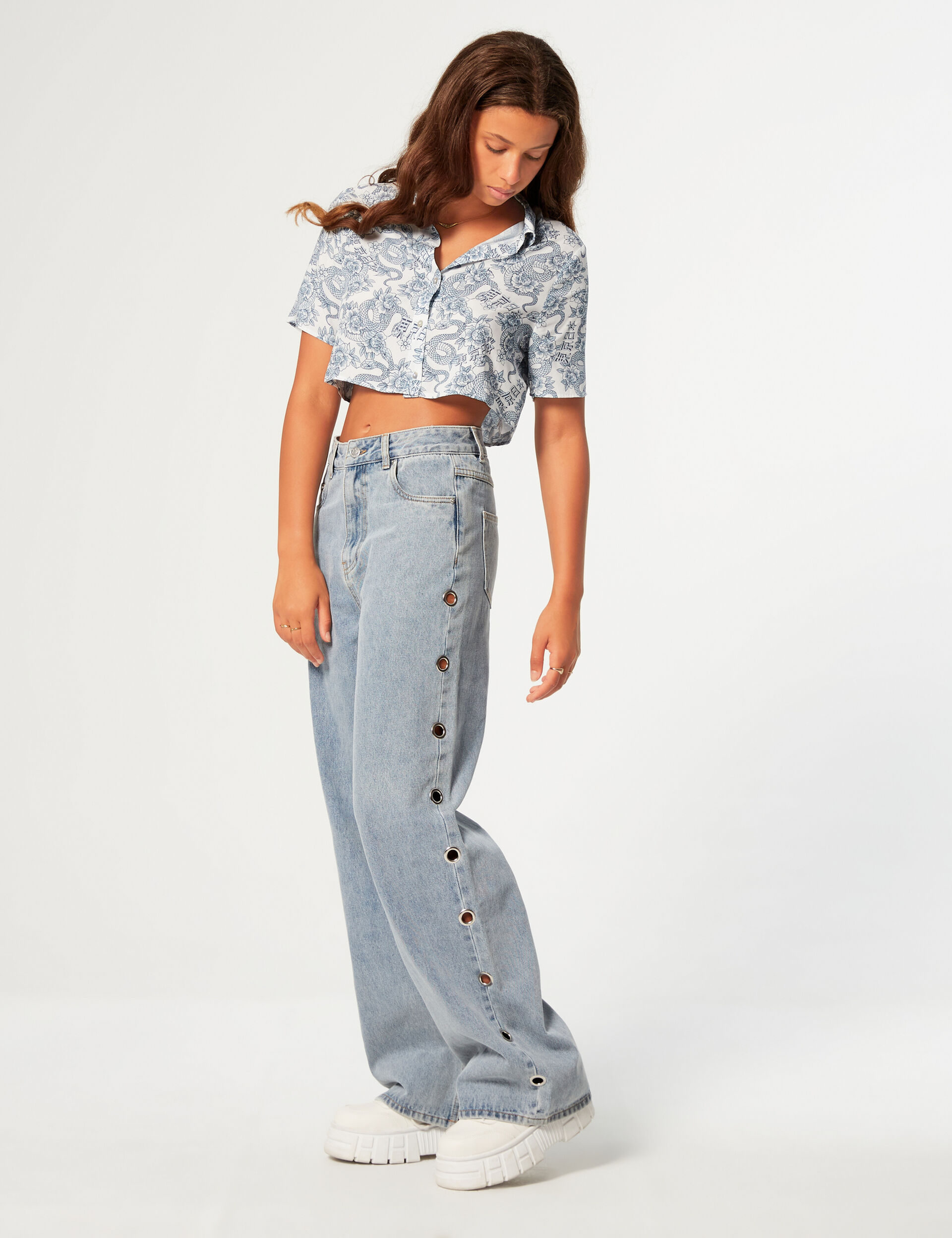 Wide-leg jeans with eyelets