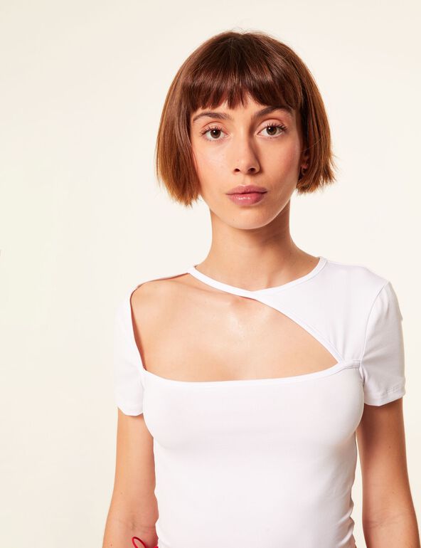 Tee-shirt moulant blanc avec découpe sur le devant