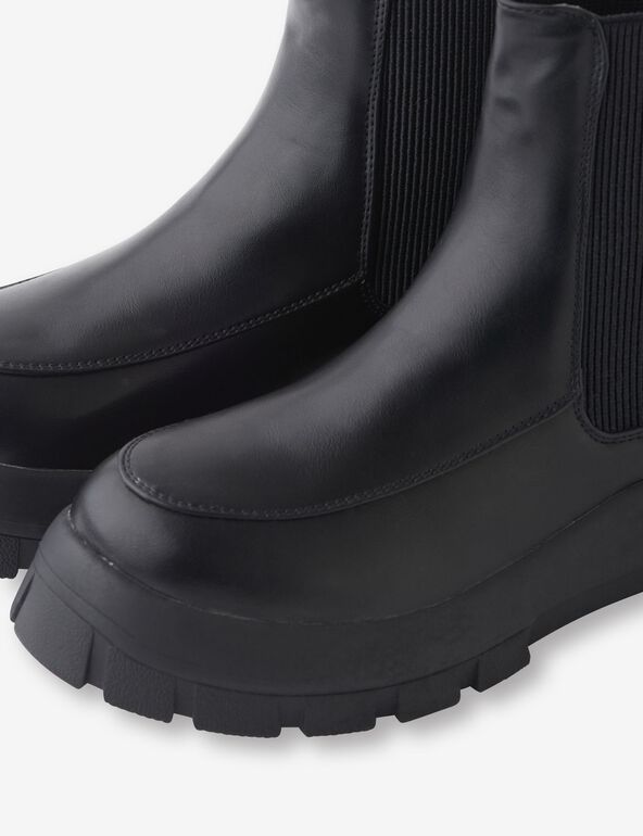 Lug-sole ankle boots teen