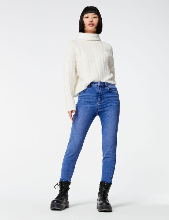 High-waisted skinny jeans teen