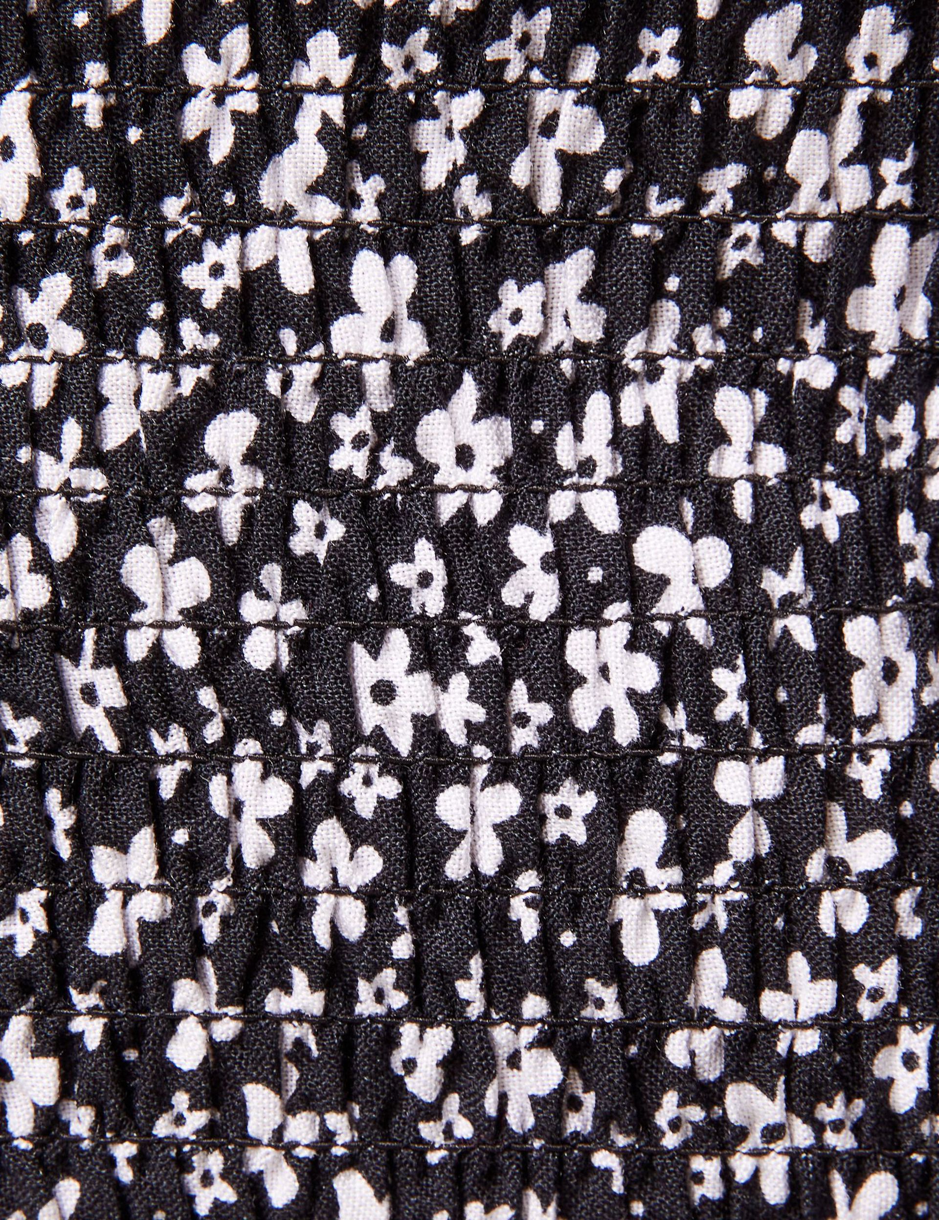 Robe courte smockée fleurie noire et blanche