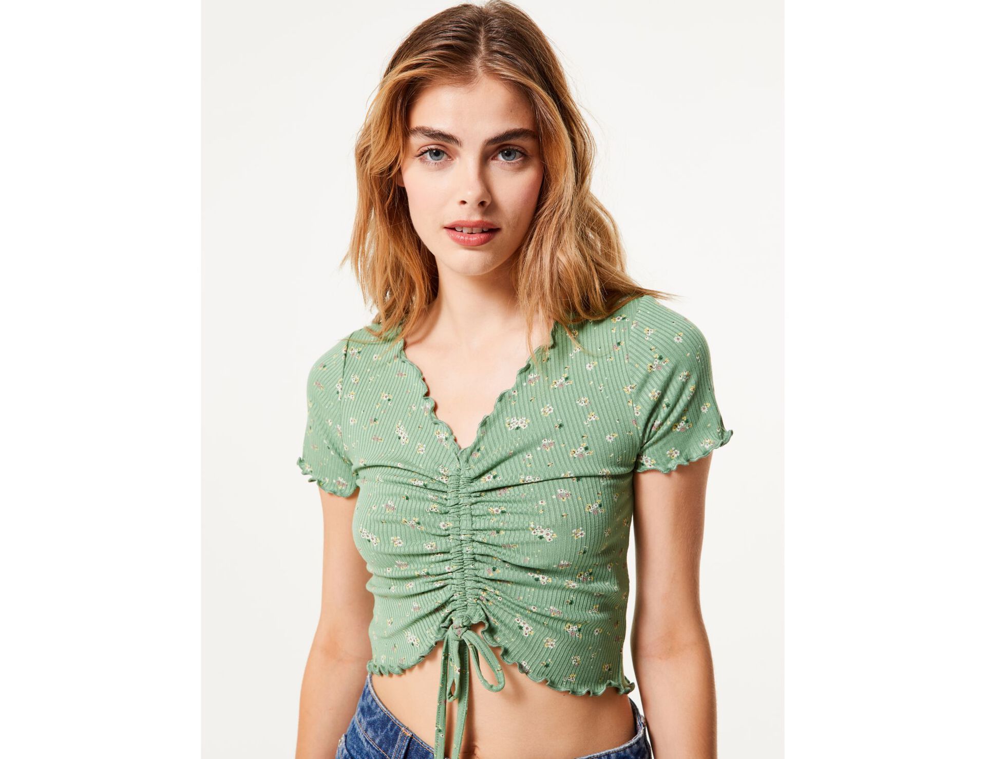 Tee-shirt fleuri vert avec fronces