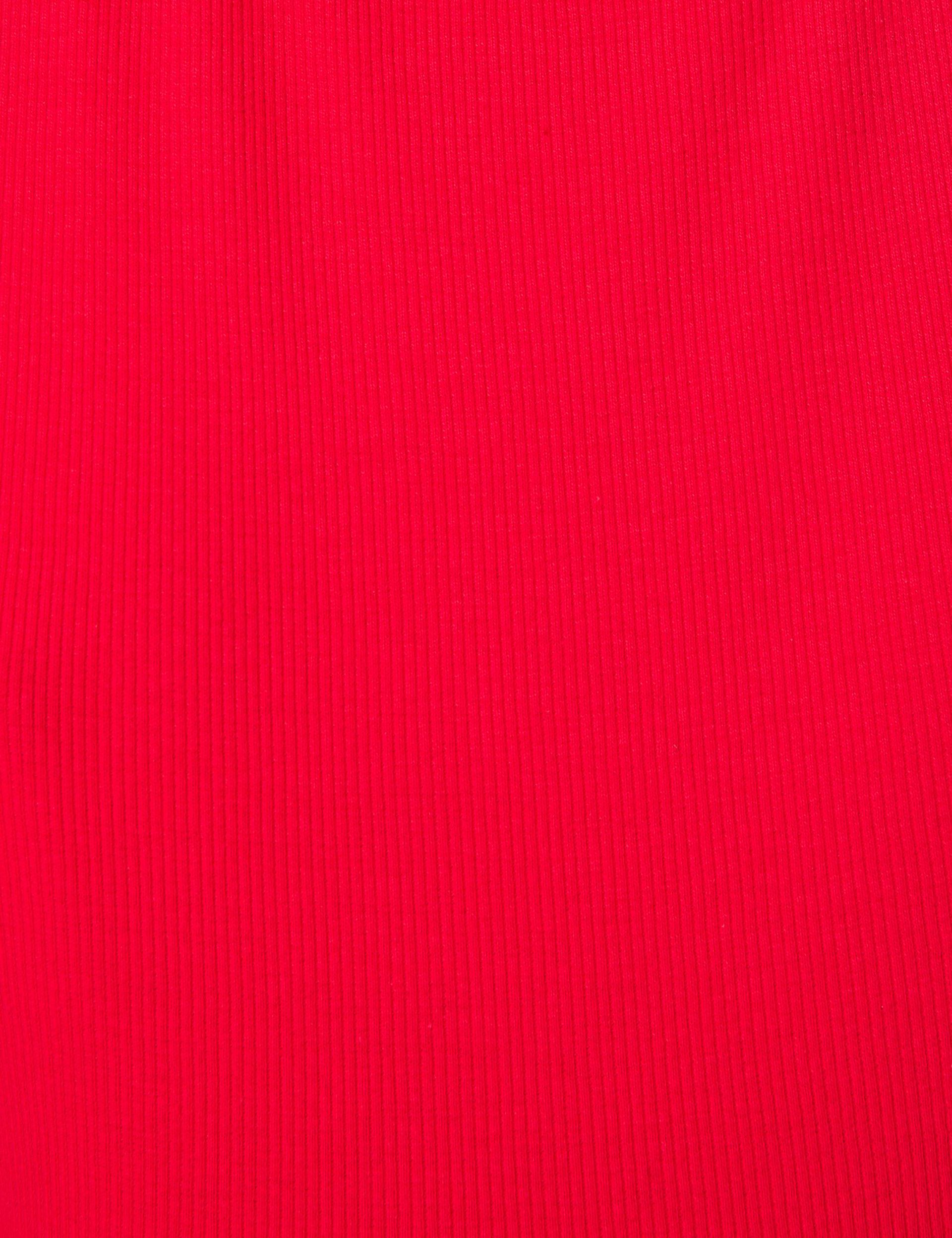 Tee-shirt rouge avec découpes sur les manches