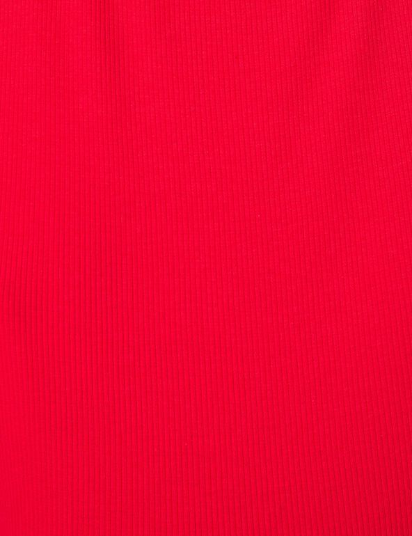 Tee-shirt rouge avec découpes sur les manches