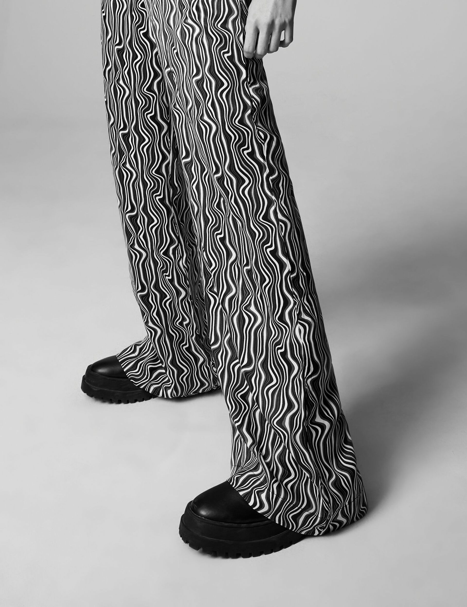Pantalon fluide motif vagues noir, gris et blanc