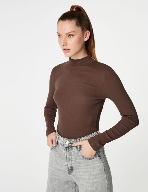 Ribbed high-necked T-shirt