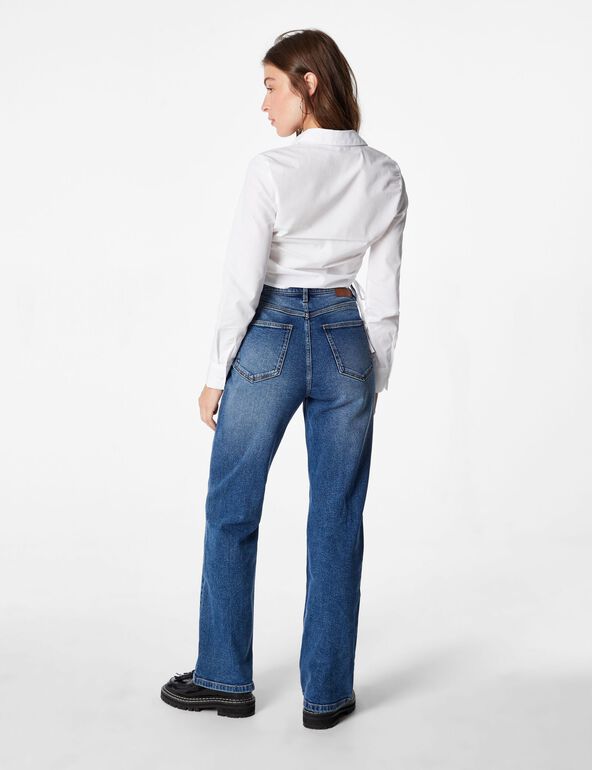 Straight-leg jeans girl