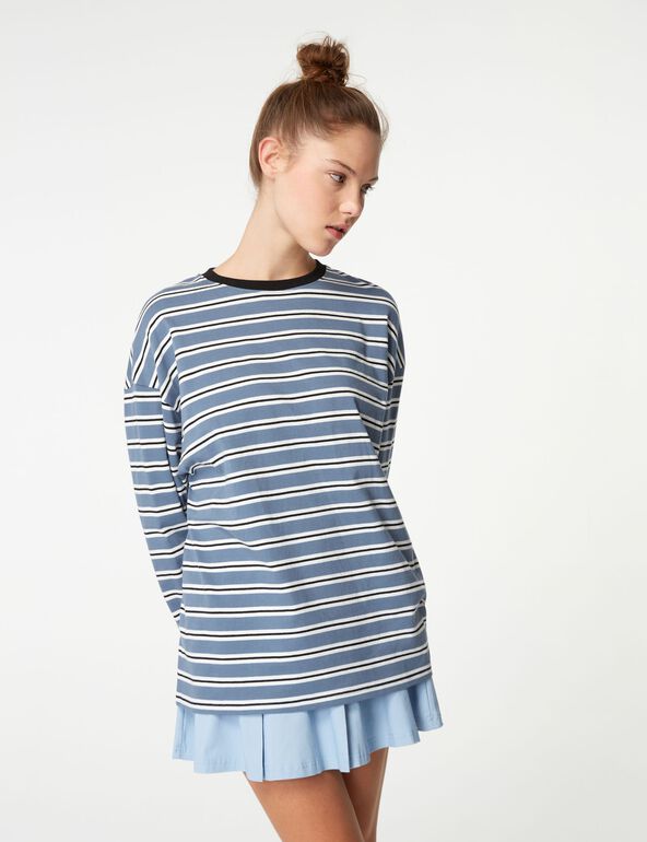 Oversized striped T-shirt girl