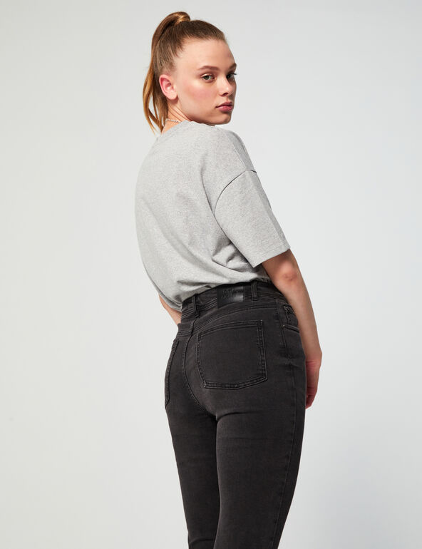 High-waisted skinny jeans woman